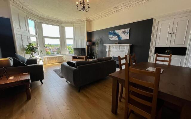 A Spacious Flat with Character - Private Car Space