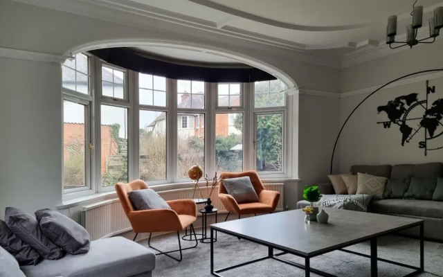 Stunning Detached Hidden King Suite Abode