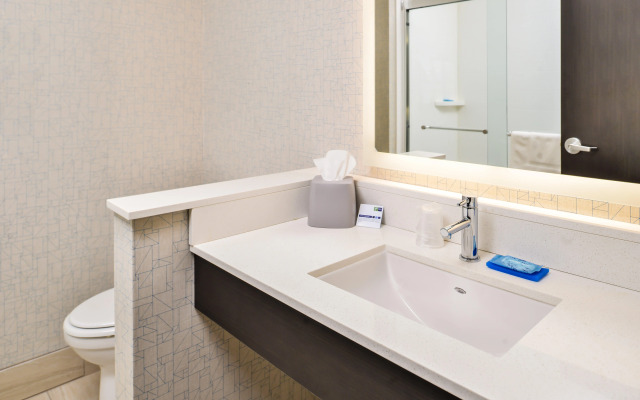 Holiday Inn Express & Suites Kansas City - Lee's Summit by IHG