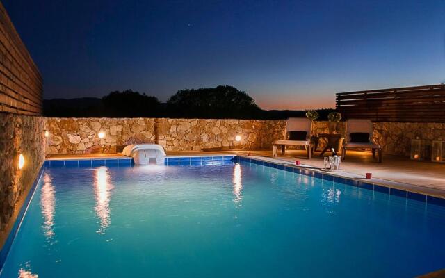 2 min drive to Haraki Beach & 10 to Lindos