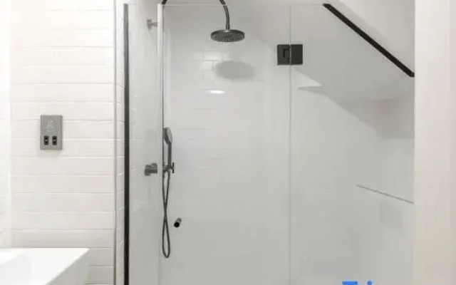 The Acre Abode I - Covent Garden - by Frankie