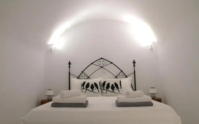 Karpimo & Fertimo Suites Santorini