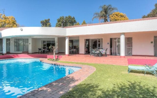 Woodmead Guest Lodge
