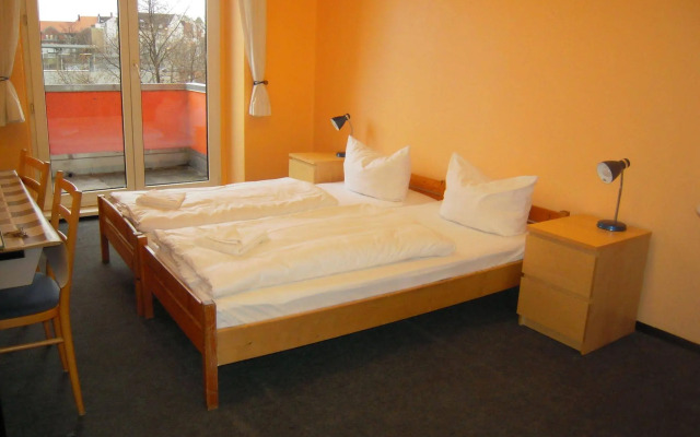 HappyGoLucky Hotel & Hostel