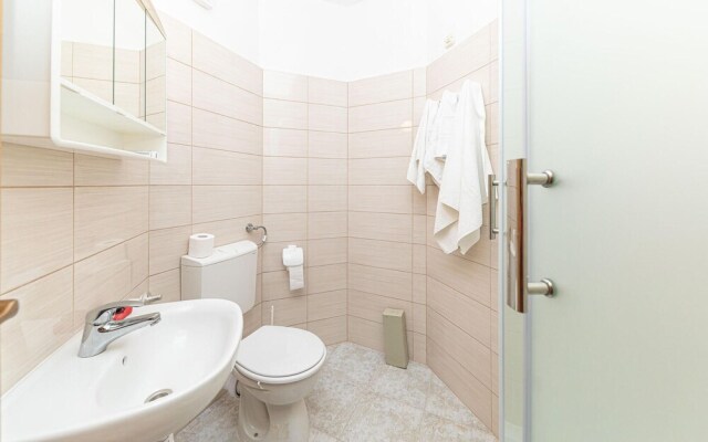 Stunning Apartment in Slatine With Wifi