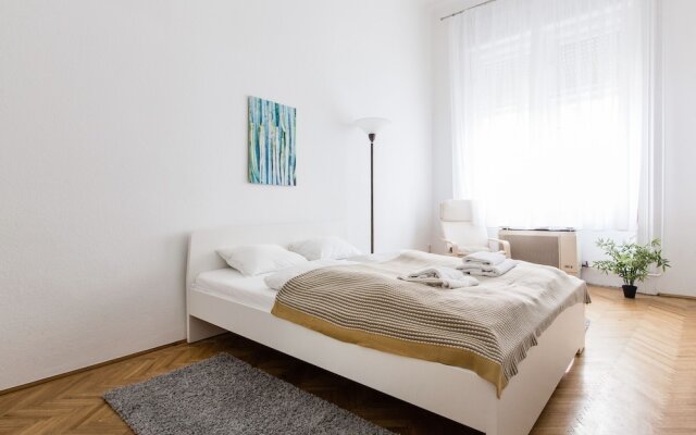 Erzsebet 53 Apartment