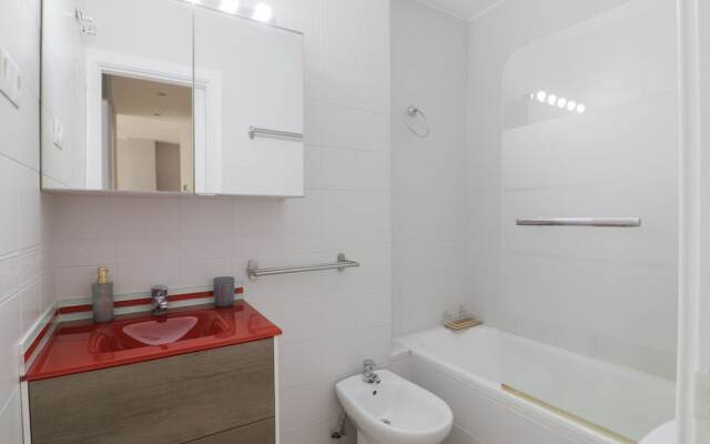 Bright And Quiet Apartment By Town