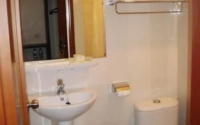 Losari Roxy Hotel Jakarta – Bathroom – Jakarta