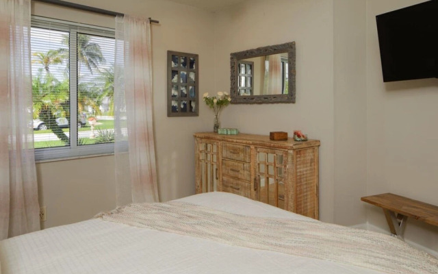 Golfview - Short Term Rental Certified by Weston. Private & Sanitized, Perfect for Social Distancing & Working From Home. Self Check-in. Private Pool, Pet Friendly. Super-host Support