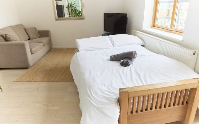 Apartment With Canal View in Broadway Market