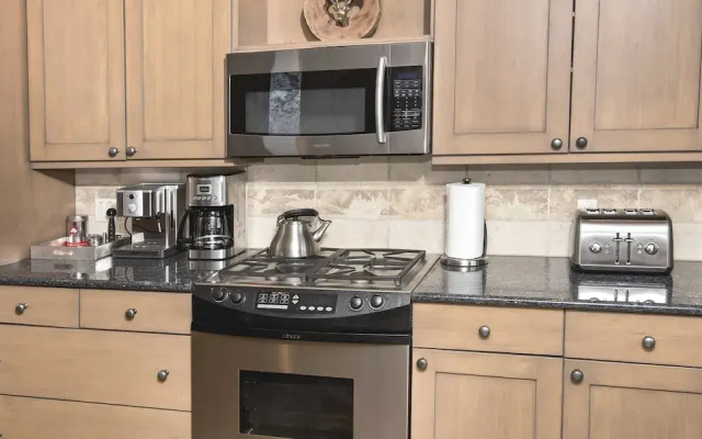 814 Eagle Dr. 4 Bedroom Home by RedAwning