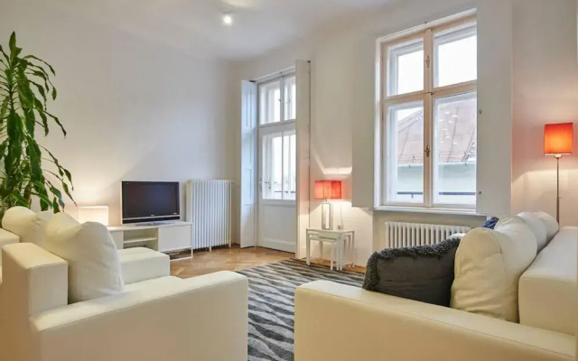 Spacious 1 Bed Basilica Apartment - With Balcony