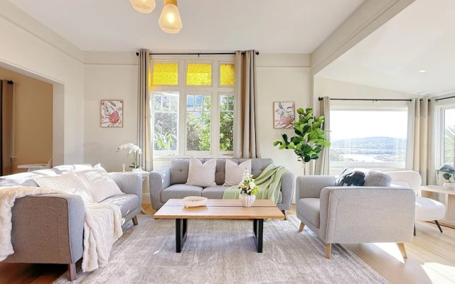 StayAU 2BR Home w/ Stunning Views in Tasmania