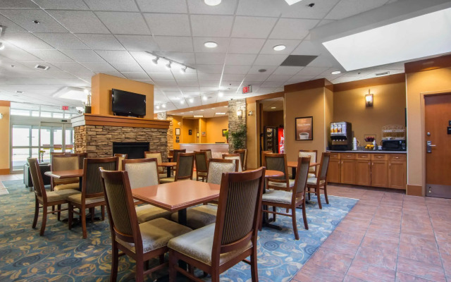 Econo Lodge Inn & Suites University