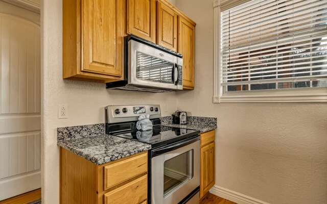 Scenic Terrace 2 Bedroom Condo by Redawning