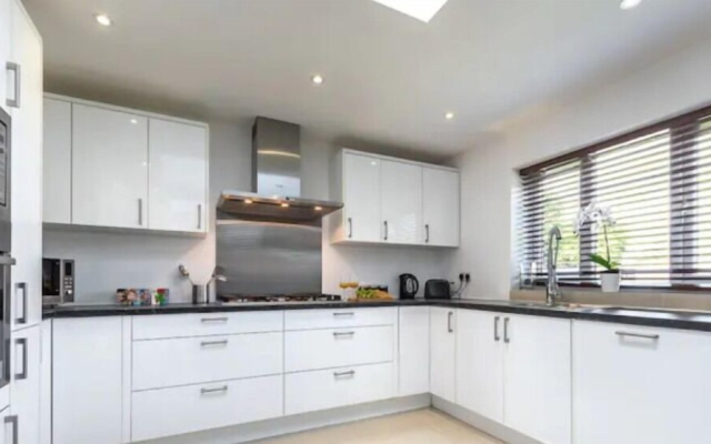 Large 6 Bedroom House With Parking