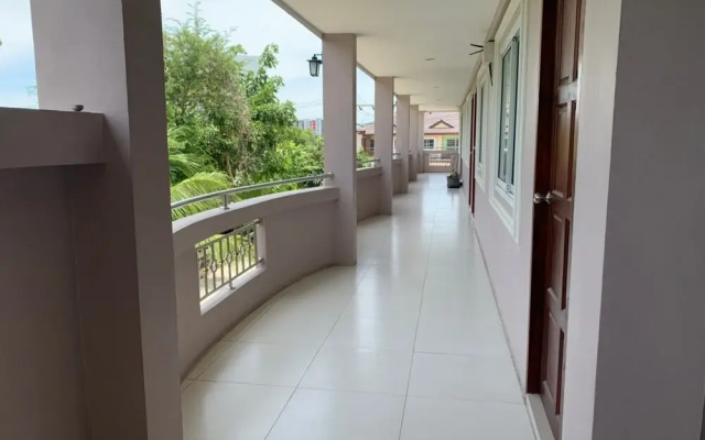 OYO 75329 Phensri Apartment
