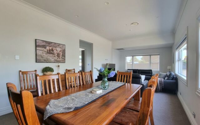 Cheerful 5 - Bedroom Home - Free Parking