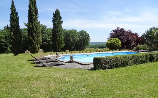 House With 4 Bedrooms in Saint-amand-de-coly, With Wonderful Mountain