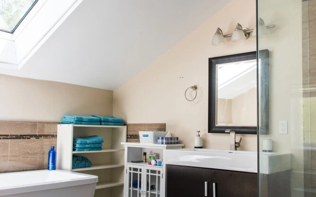 Beautiful Downtown House by Easyhosts