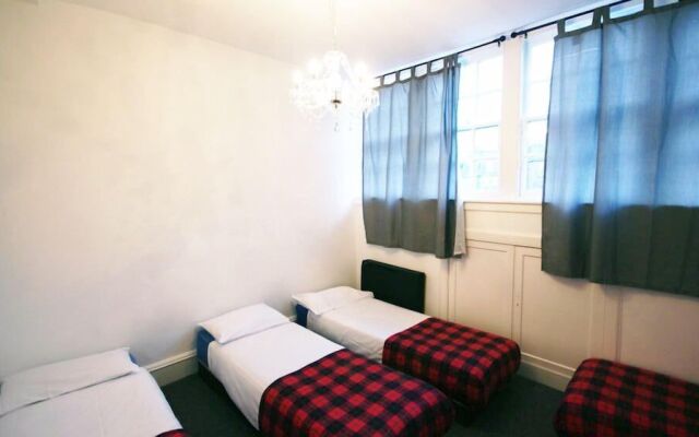 Edinburgh Princes Street Top Floor Apt