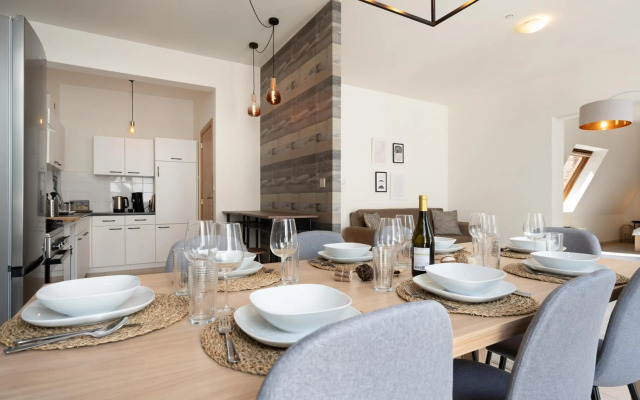 SHS HOMES- 3 BEDROOM, KITCHEN, WIFI, WORKSPACE, COFFEE, Central