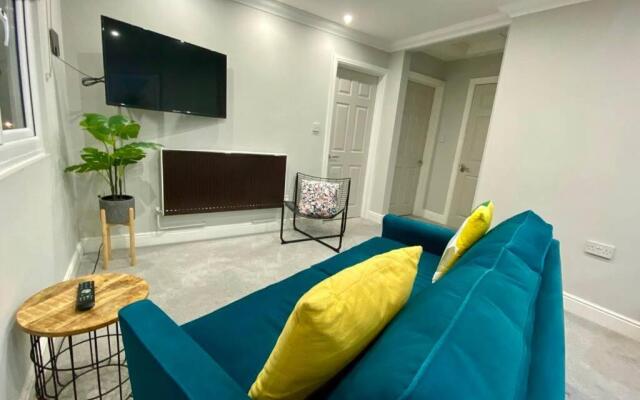 Stylish Two Bedroom Apartment Near Victoria Park
