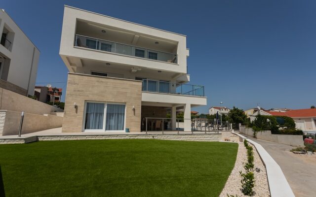 Villa Compass Luxury in a natural bay