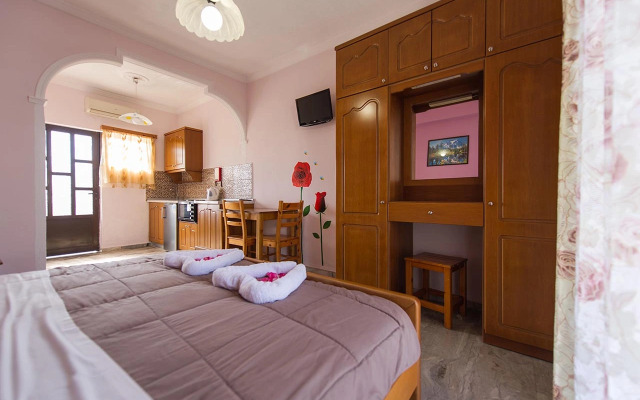 Makis Studios & Apartments