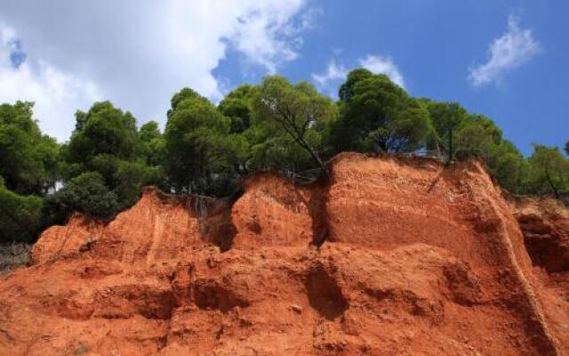 Squirrel Beach Front Villa, Metamorfosi