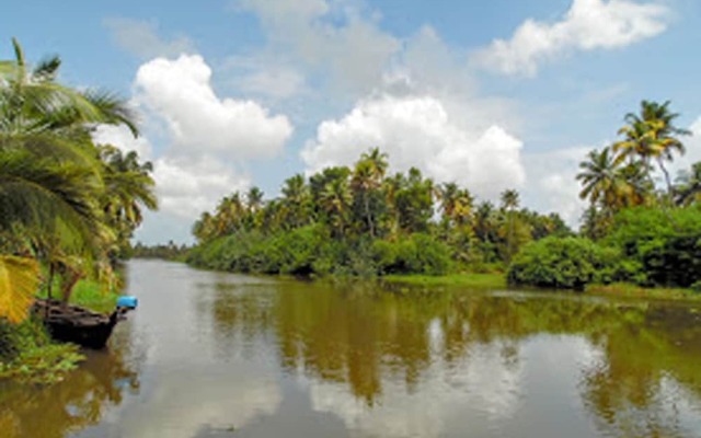 Houseboat Cruise in the Backwaters of Kerala