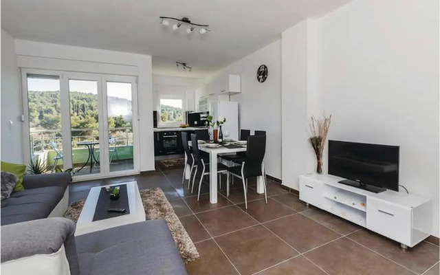 Two-Bedroom Apartment Saldun with Sea View 08