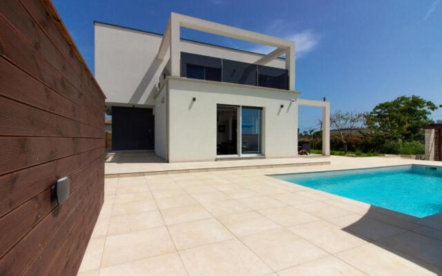 Modern villa Nerina with private pool near Pula