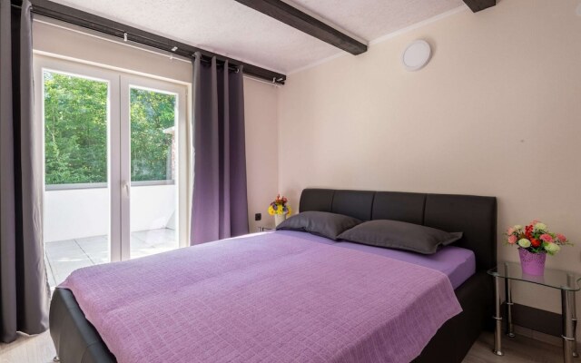Soothing Holiday Home in Starigrad near Sea