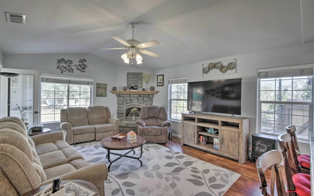 Welcoming Tehachapi Home w/ Deck & Grill!