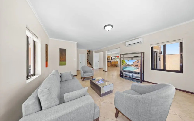 Gold Coast 4br4 5BA Villa w Privatepool Gym