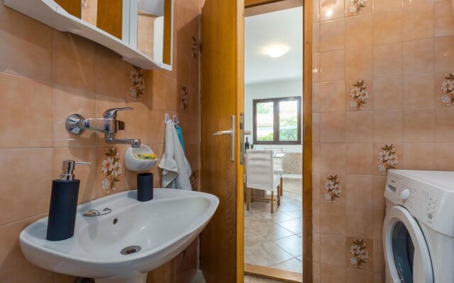 Beautiful Home in Tar With 2 Bedrooms and Wifi