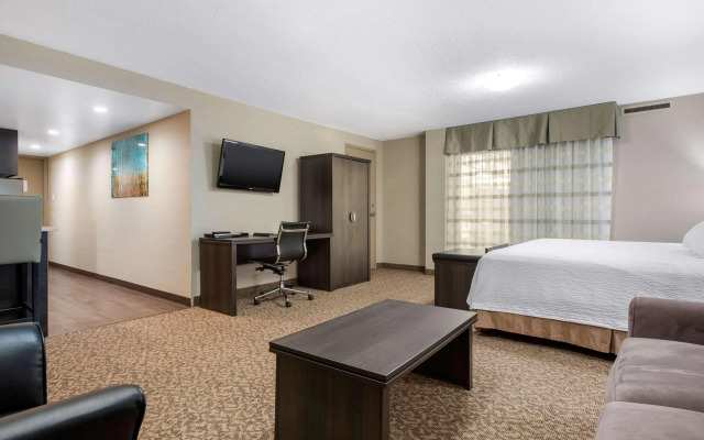Clarion Hotel & Suites