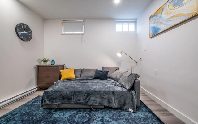 Spacious Newly Renovated 1 Bedroom Suite