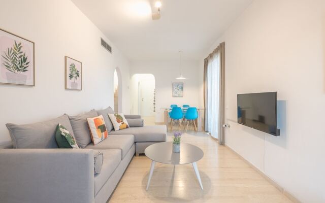 Adelos Maisonette Near Vouliagmeni Beach