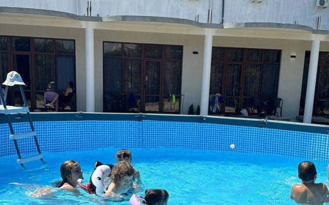 У Ашота (Алахадзы)