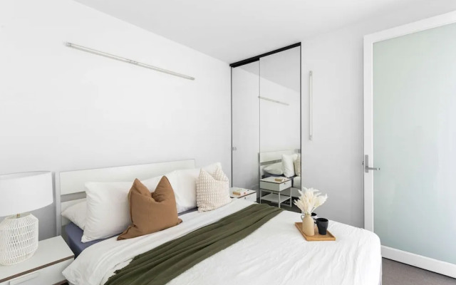 Cozy & Central 2BR Stay, Near Cbd, Free Parking