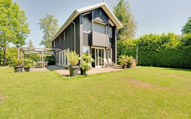Spacious and Stylish Family Home in Grou