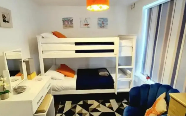 2bdr- sea Breeze - Family Friendly- Parking-int