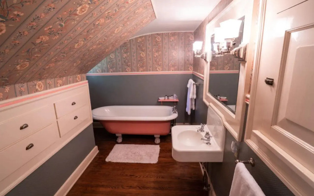 McCloud Hotel