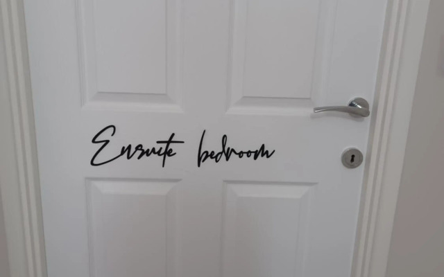 Spacious Ensuite King Room Private Neighbourhood Free Parking Space