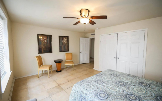 Hosteeva Iberville Street Suites