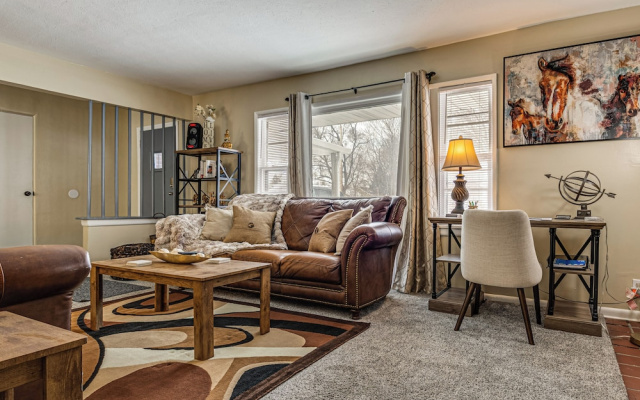 1 Mi to Butler! Family-friendly Indianapolis Home
