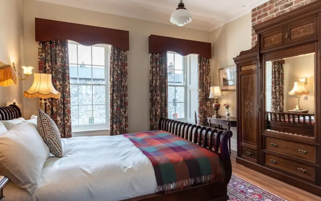 8 Bedroomed House Steeped in History