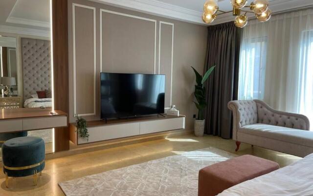 Cheerful 4-bedroom Villa With Shared Pool